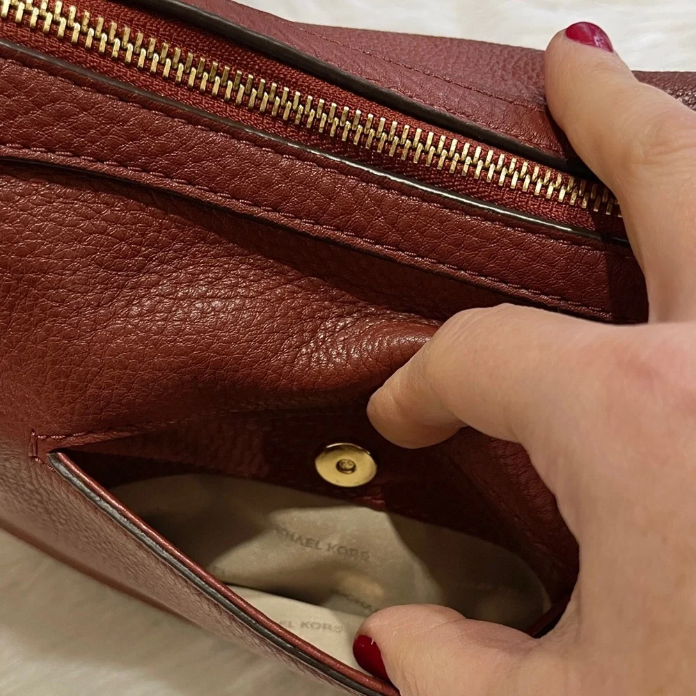 Michael Kors Raven Medium Leather Messenger Bag - Picture 7 of 13